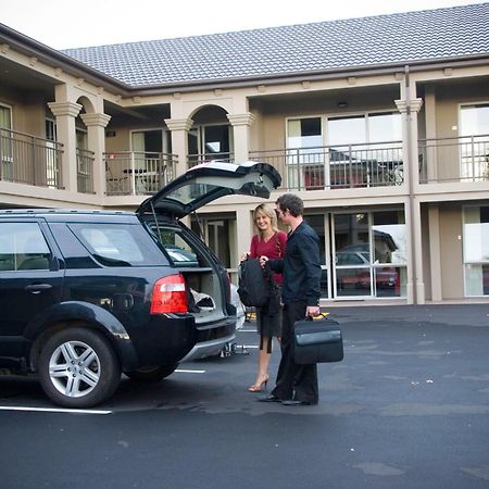 Salerno Motel Apartments Christchurch Esterno foto A hotel porter assisting a guest