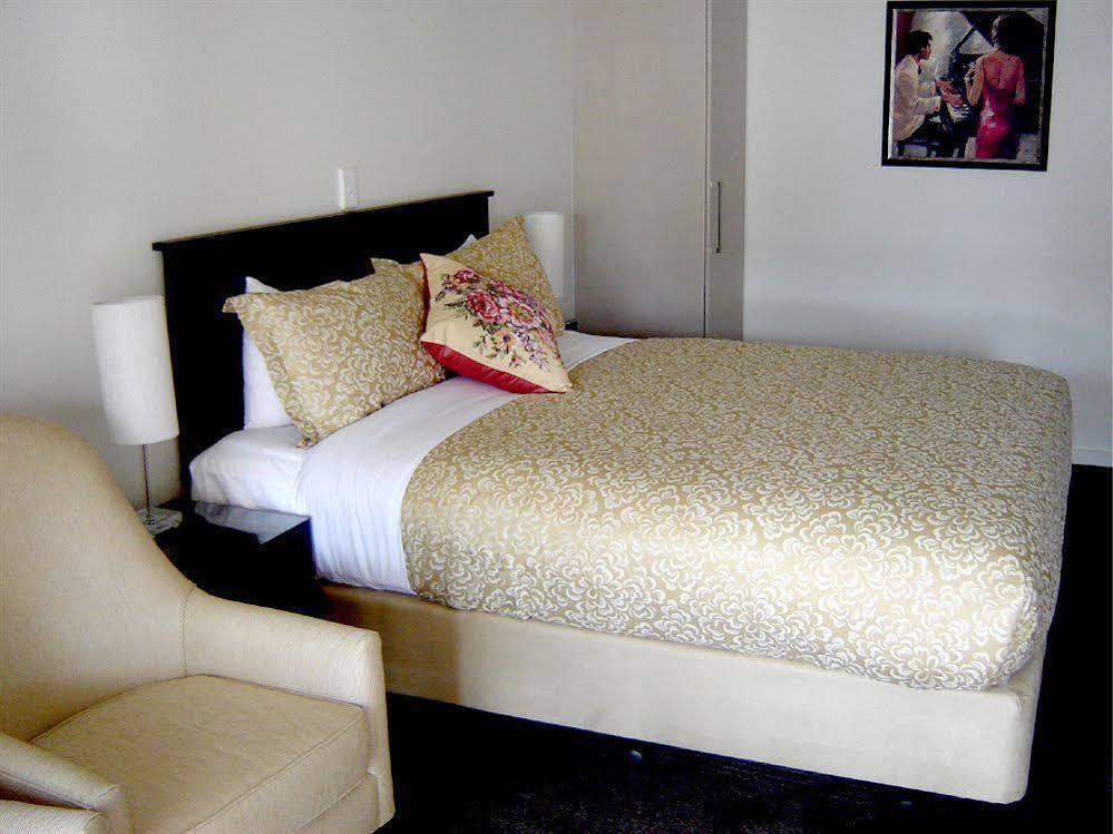 Salerno Motel Apartments Christchurch Esterno foto A bed