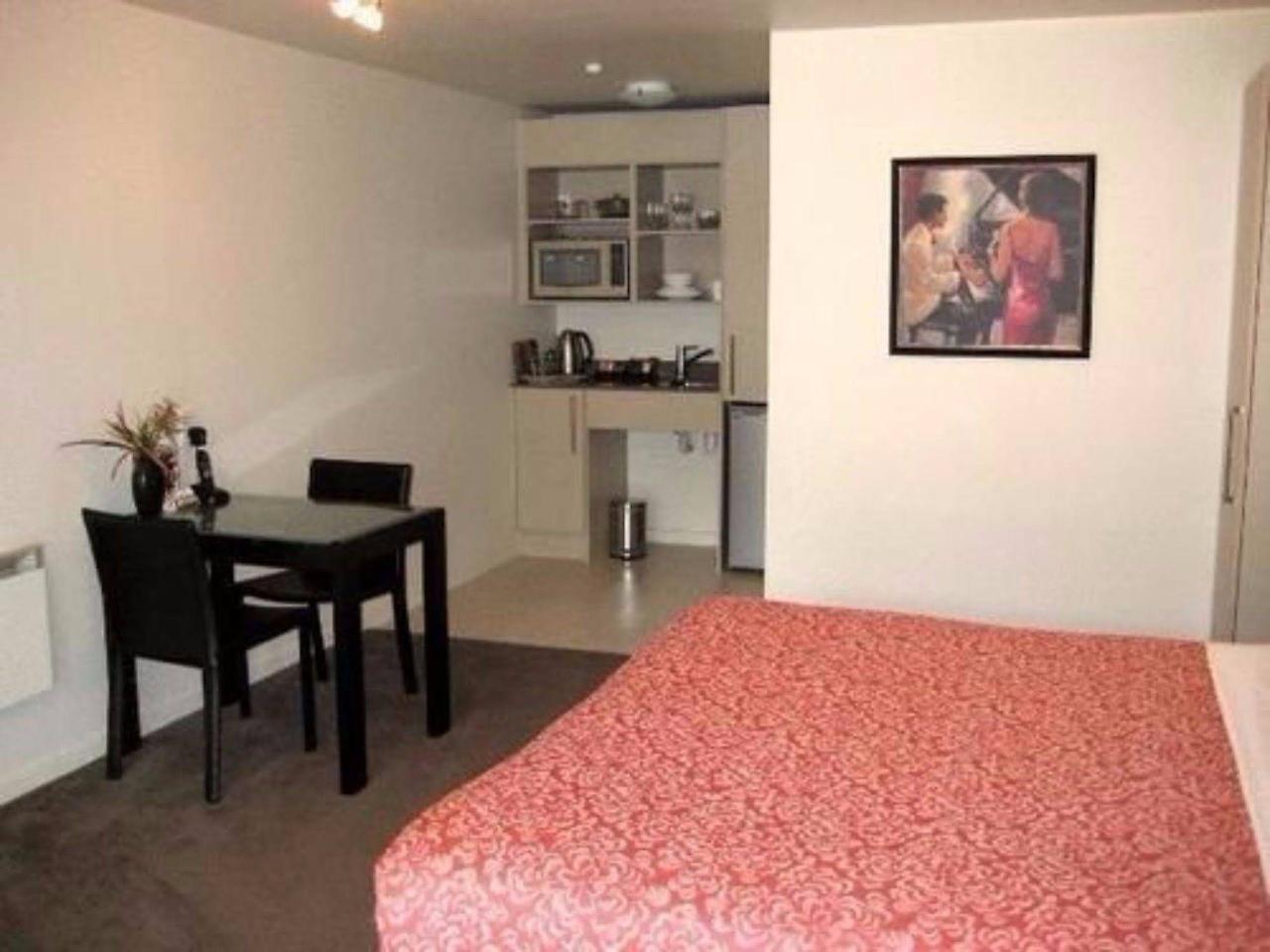 Salerno Motel Apartments Christchurch Esterno foto A studio apartment in New Zealand