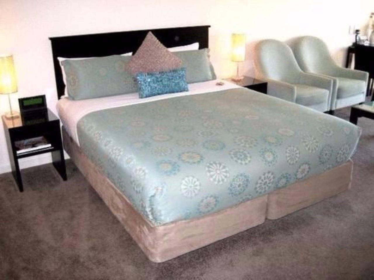 Salerno Motel Apartments Christchurch Esterno foto A bed with a bed skirt