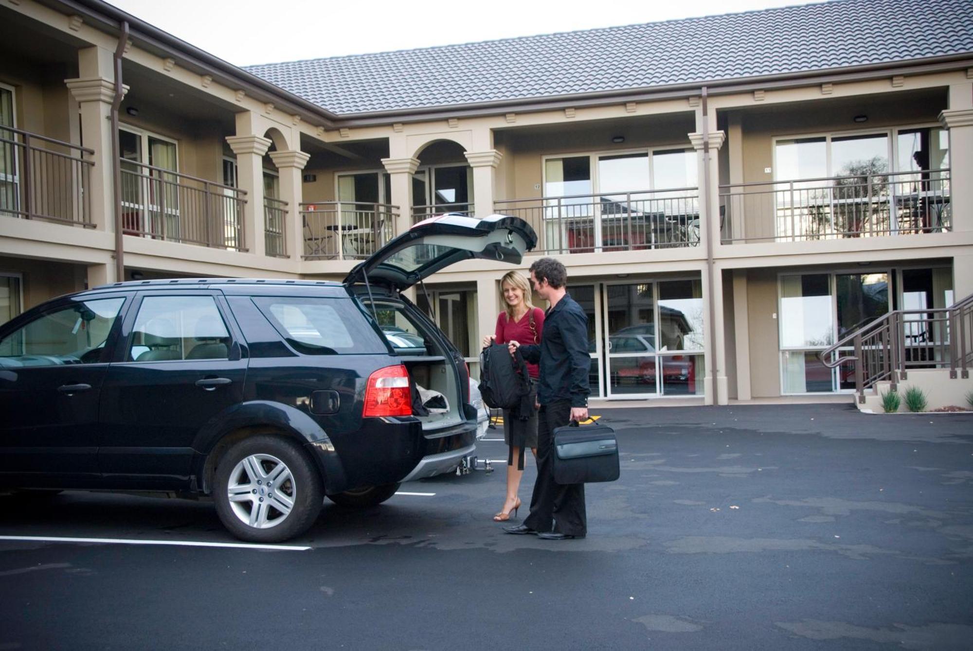 Salerno Motel Apartments Christchurch Esterno foto A hotel porter assisting a guest