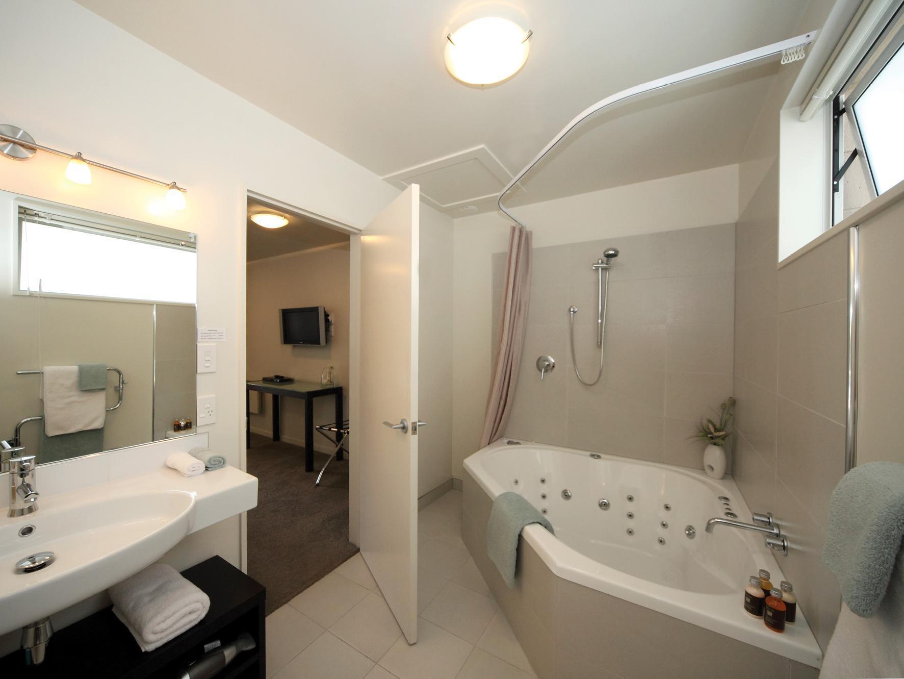 Salerno Motel Apartments Christchurch Esterno foto A modern bathroom