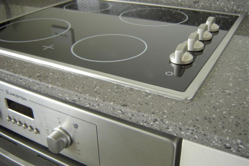 Salerno Motel Apartments Christchurch Camera foto A ceramic stovetop