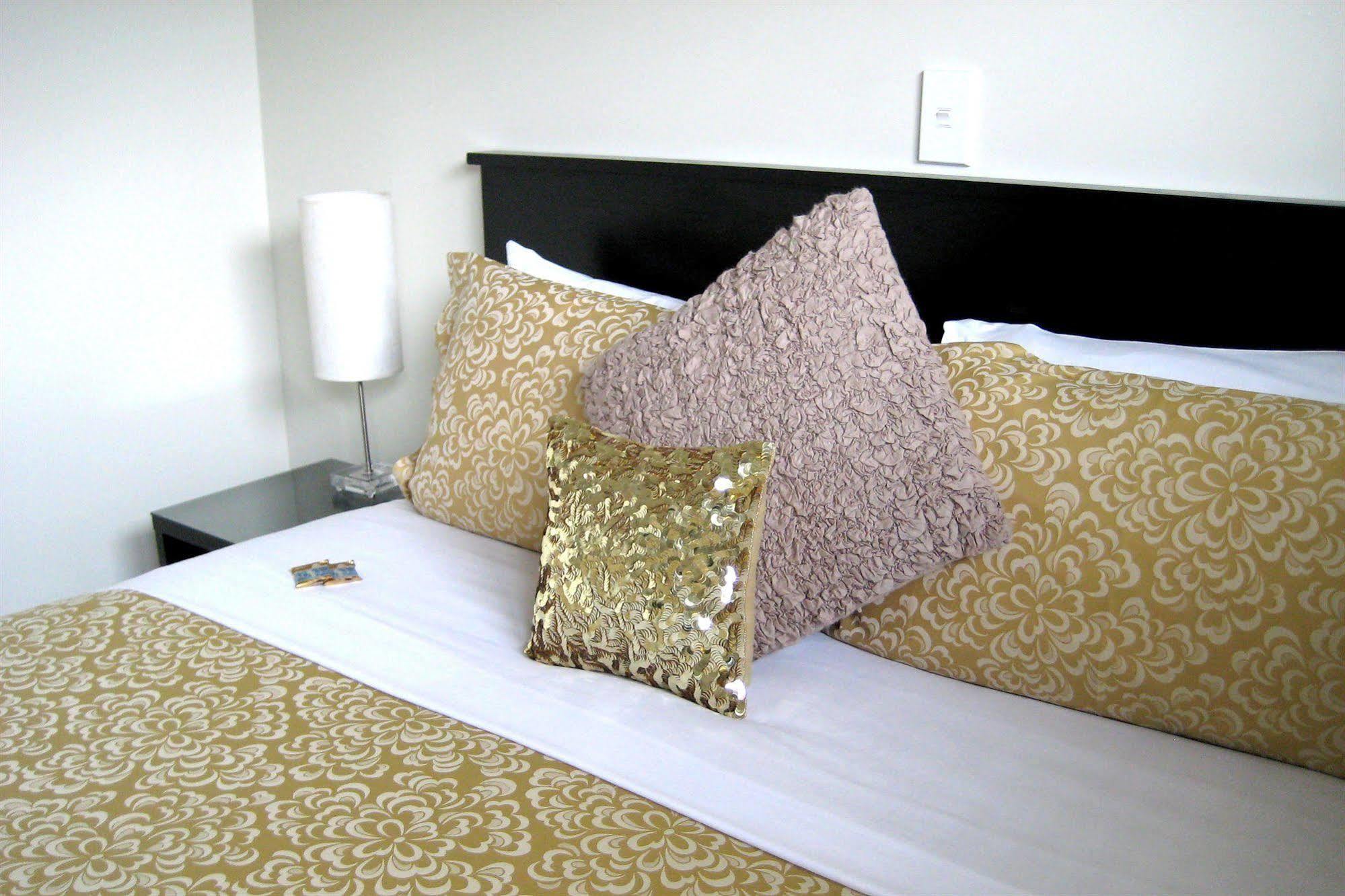Salerno Motel Apartments Christchurch Esterno foto Sequin pillows