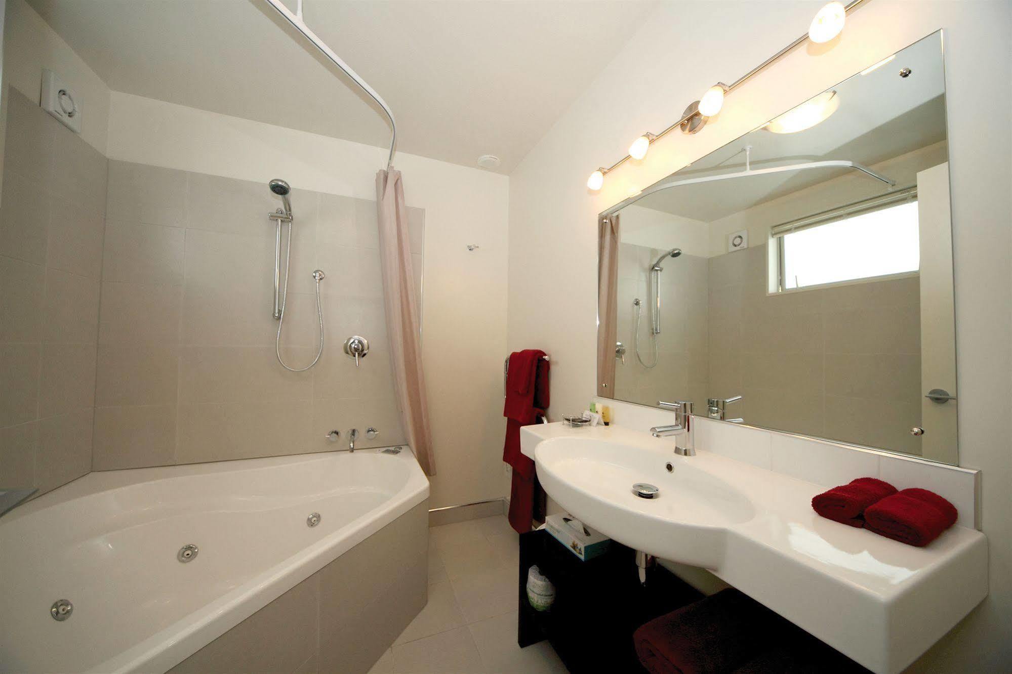 Salerno Motel Apartments Christchurch Esterno foto Bathroom