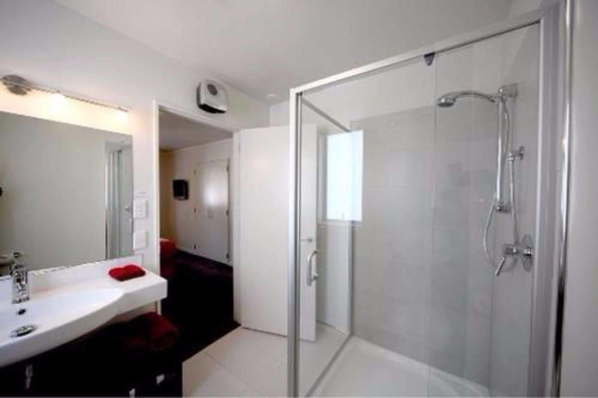 Salerno Motel Apartments Christchurch Esterno foto A shower cubicle