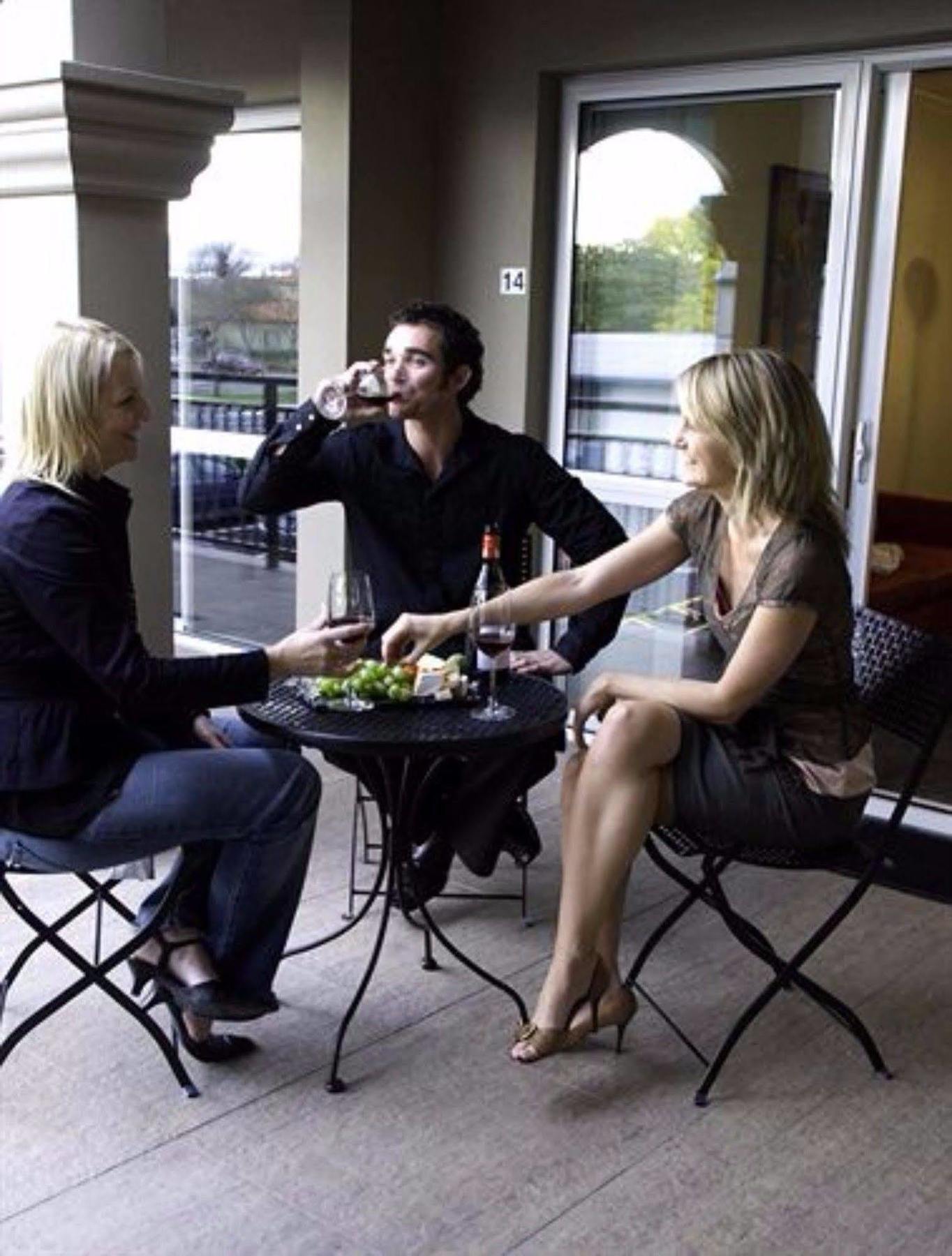 Salerno Motel Apartments Christchurch Esterno foto A wine tasting