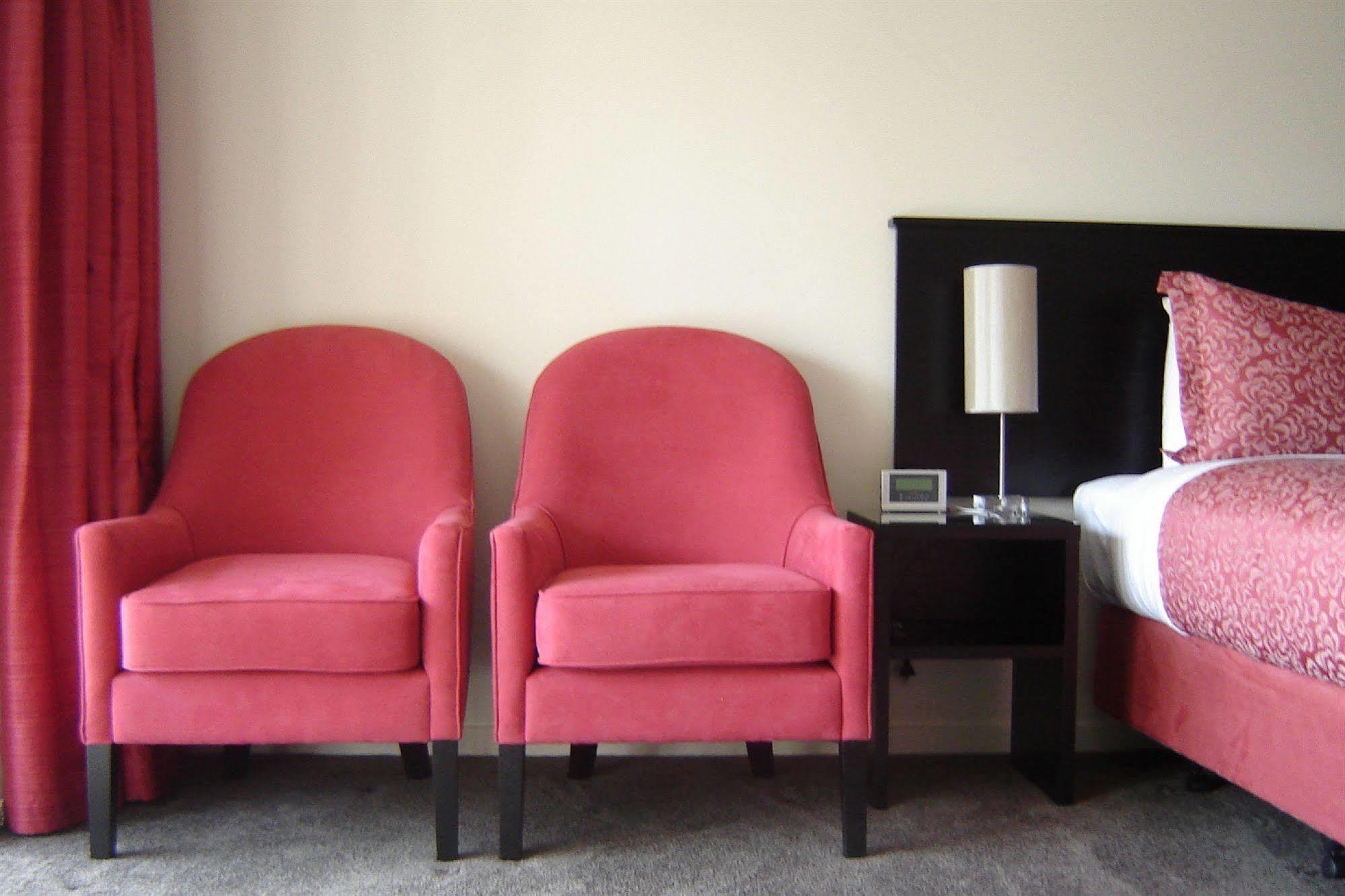 Salerno Motel Apartments Christchurch Esterno foto A pair of club chairs