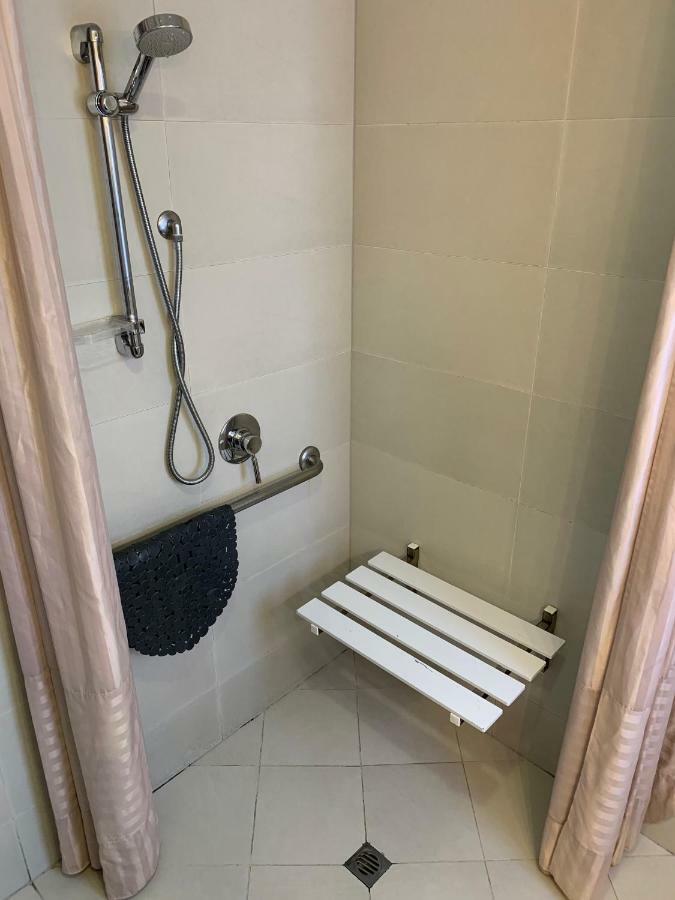 Salerno Motel Apartments Christchurch Esterno foto Shower bench