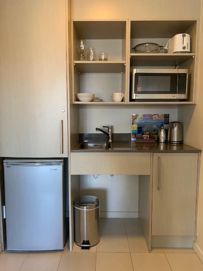 Salerno Motel Apartments Christchurch Esterno foto A kitchenette in a hotel room