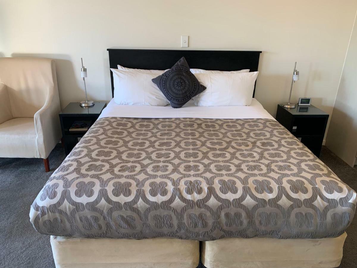 Salerno Motel Apartments Christchurch Esterno foto A bed in a hotel room