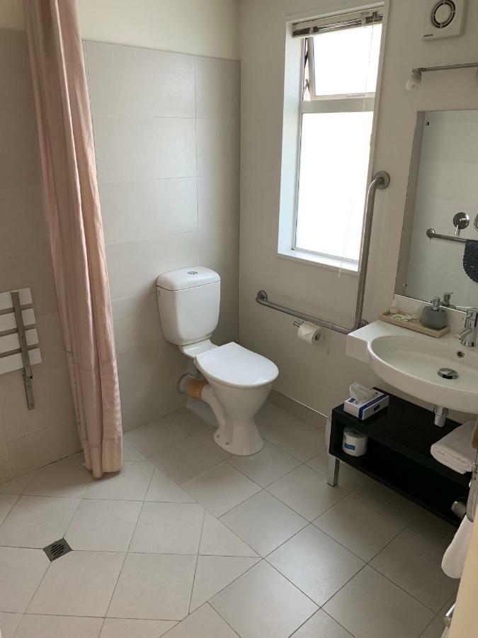 Salerno Motel Apartments Christchurch Esterno foto A modern bathroom in a hotel