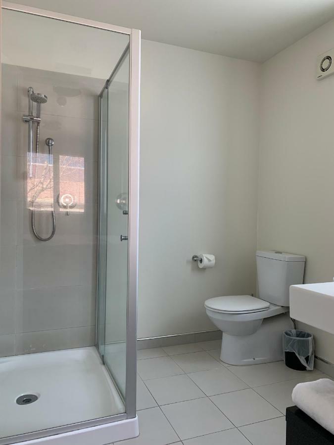 Salerno Motel Apartments Christchurch Esterno foto A shower cubicle