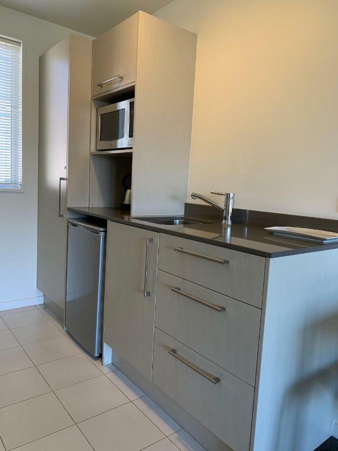 Salerno Motel Apartments Christchurch Esterno foto A kitchenette in a hotel room