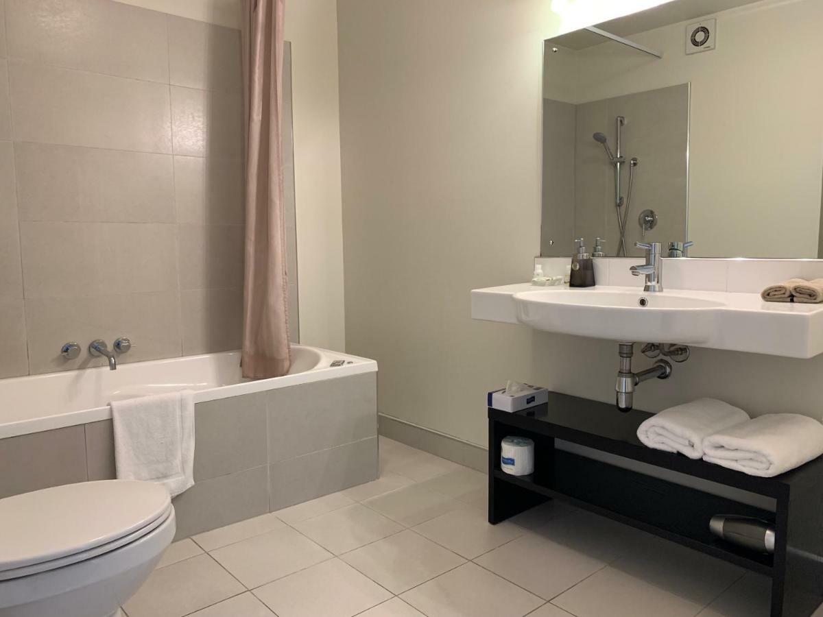 Salerno Motel Apartments Christchurch Esterno foto Bathroom in a hotel