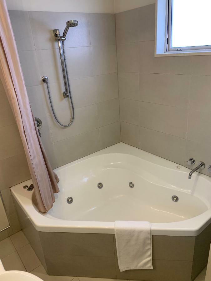 Salerno Motel Apartments Christchurch Esterno foto A shower curtain in a bathtub